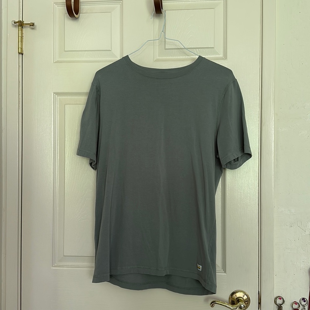 Men’s Large Vuori T Shirt